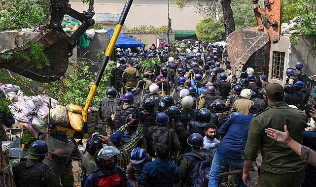 Pakistan'da eski Başbakan Khan'ın konutuna polis operasyonu