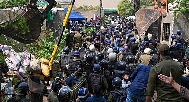 Pakistan'da eski Başbakan Khan'ın konutuna polis operasyonu