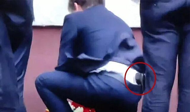Polonya Adalet Bakanı Ziobro belinde silahla görüntülendi