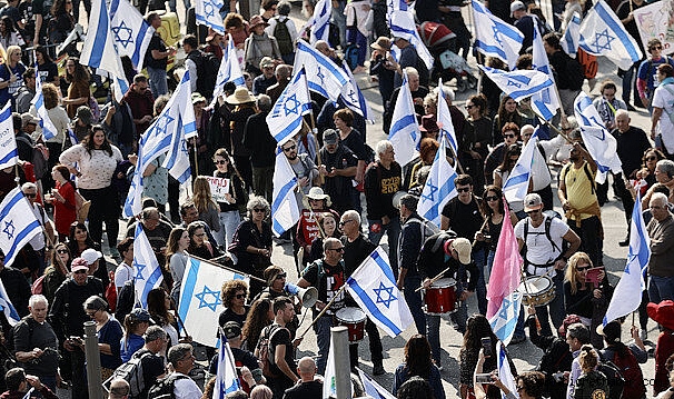 Protestolar Netanyahu’nun elini zayıflatacaktır