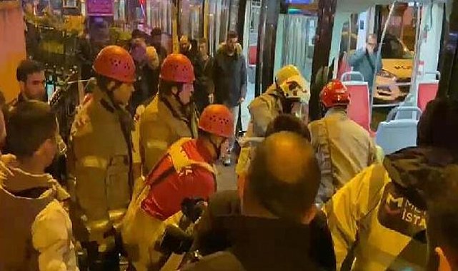 Tramvay ile peron arasına yolcu sıkıştı, seferler durdu