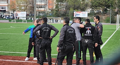 Yenilen takımın yöneticileri hakeme saldırdı