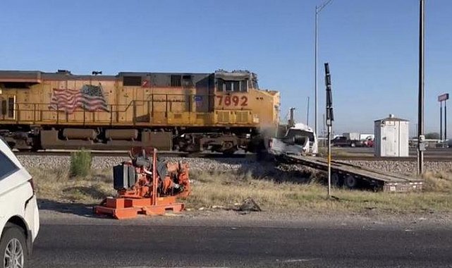 ABD'nin Texas eyaletinde yük treni raylardaki aracı biçti