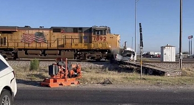 ABD'nin Texas eyaletinde yük treni raylardaki aracı biçti