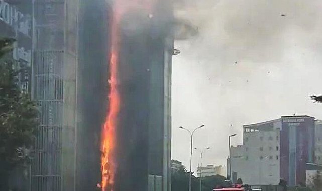 Beylikdüzü'nde iş merkezinde yangın! Alevler sardı... Çok sayıda ekip sevk edildi