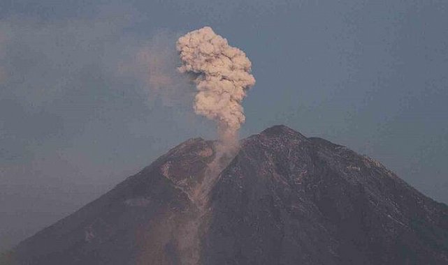 Endonezya'daki Semeru Yanardağı'nda patlama meydana geldi