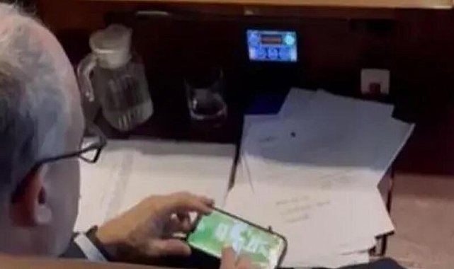 Roma'da ilginç anlar: Belediye başkanı mecliste iskambil oynadı!