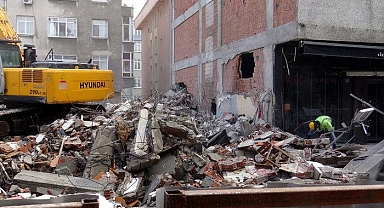 Yıkım başladı, gürültüyü duyan panikledi! Avcılar'da bina çöktü, tansiyon yükseldi: Betonun altında kalmaktan son anda kurtuldu