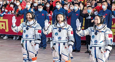 Çin’in ilk sivil astronotu