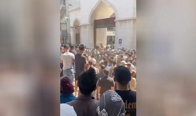 Çin'in Müslüman azınlık üzerindeki zulmü artıyor! Müslümanlar camileri savunuyor...