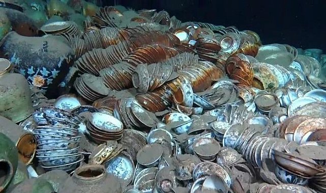 Heyecanlandıran keşif! Denizin altındaki antik gemi enkazında 100 bin parça porselen bulundu