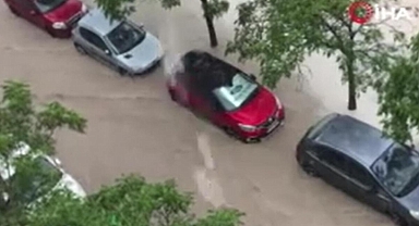 İspanya'yı sel vurdu: Araçlar yollarda kaldı
