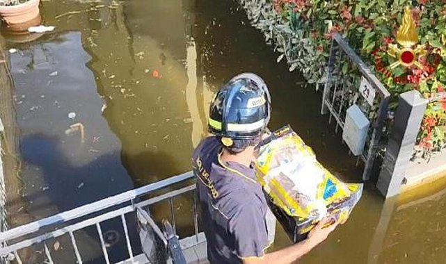 İtalyan itfaiyesi, ilaçları teknelerle taşıdı