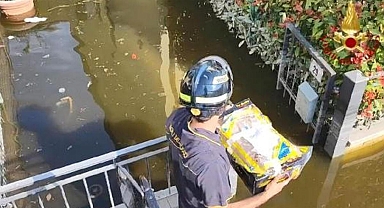 İtalyan itfaiyesi, ilaçları teknelerle taşıdı