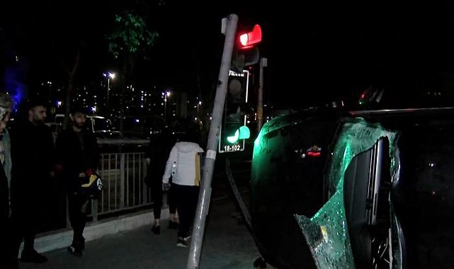 Küçükçekmece'de takla atan araç trafik ışıklarına çarptı: Yaralılar var