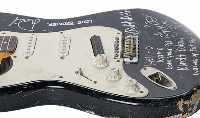 Kurt Cobain’in parçaladığı gitar dudak uçuklatan rakama satıldı!