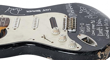 Kurt Cobain’in parçaladığı gitar dudak uçuklatan rakama satıldı!