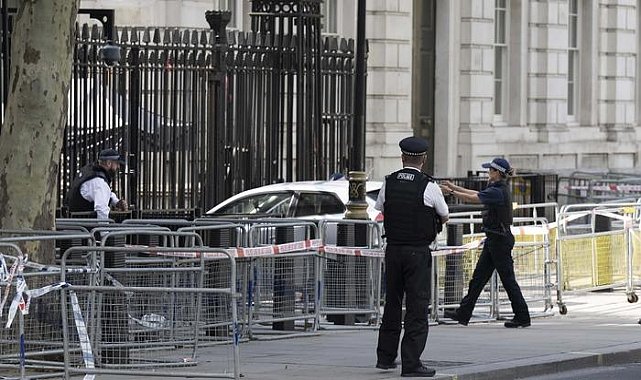 Londra'da saldırı alarmı! Başbakanlık binasının kapılarına arabayla çarptı