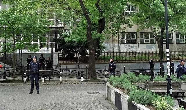O ülkede bazı okulların e-posta adreslerine gönderilen ihbarlar yetkilileri harekete geçirdi... Hepsi tahliye edildi