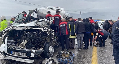 Sivas'ta feci kaza: Minibüs ile TIR çarpıştı! Ölü ve yaralılar var