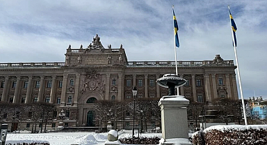 Yine İsveç yine skandal! Terör örgütü PKK'nın destekçileri paçavralarını parlamento binasına yansıttı