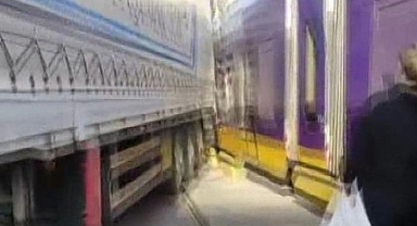 Zeytinburnu'nda tramvay TIR'ın dorsesine çarptı! Seferler aksadı
