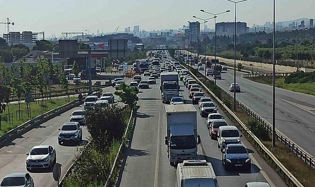 9 günlük tatil için İstanbul'dan 'kaçış' başladı! Yollarda bayram trafiği...