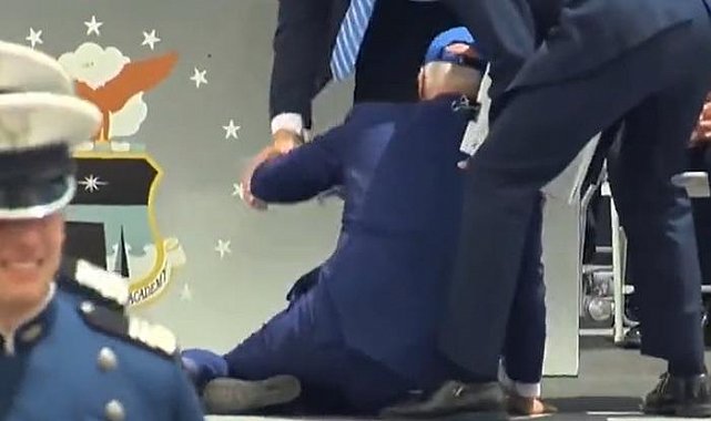 ABD Başkanı Joe Biden, sahnede düştü! Yardımına korumaları koştu