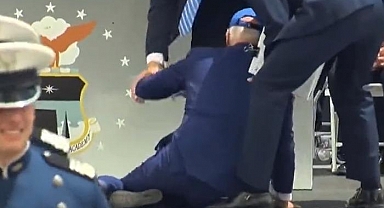 ABD Başkanı Joe Biden, sahnede düştü! Yardımına korumaları koştu