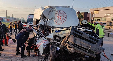 Bursa'da feci kaza! Sporcuları taşıyan minibüs, hafriyat kamyonuna çarptı: Ölü ve yaralılar var