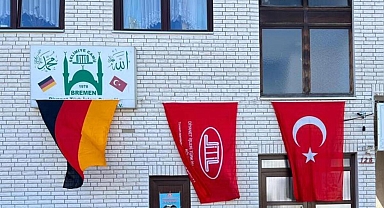 Camideki Türk bayrağına çirkin saldırı