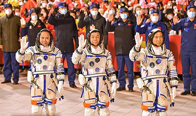Çinli astronotlar 6 ay sonra dünyaya döndü