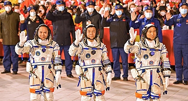 Çinli astronotlar 6 ay sonra dünyaya döndü