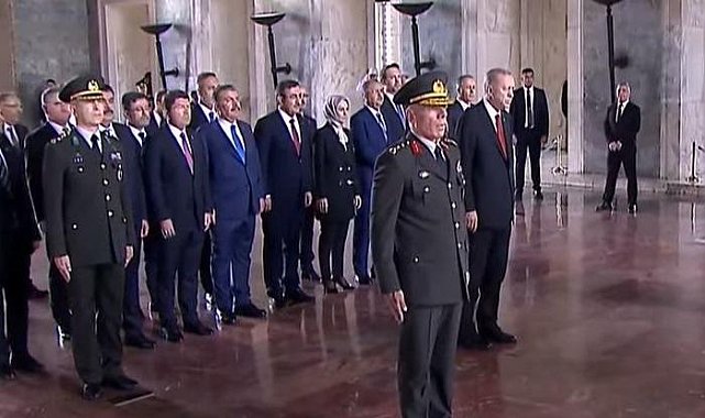 Erdoğan ve yeni kabine üyelerinden Anıtkabir'e ziyaret