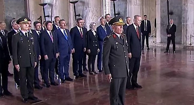  Erdoğan ve yeni kabine üyelerinden Anıtkabir'e ziyaret