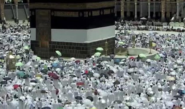 Hacı adayları bayram öncesi son cuma namazını Kabe'de kıldı