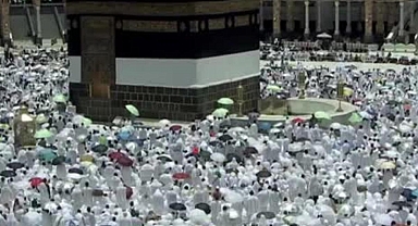 Hacı adayları bayram öncesi son cuma namazını Kabe'de kıldı