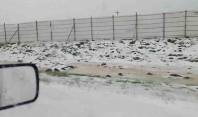 Haziran ayında şaşırtan görüntü! Her yer bir anda beyaza büründü, sürücüler zor anlar yaşadı