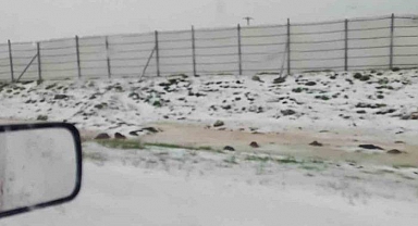 Haziran ayında şaşırtan görüntü! Her yer bir anda beyaza büründü, sürücüler zor anlar yaşadı