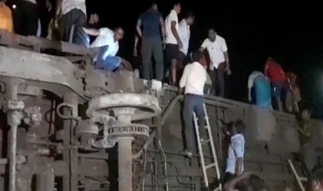 Hindistan'da feci tren kazası: Onlarca kişi hayatını kaybetti!
