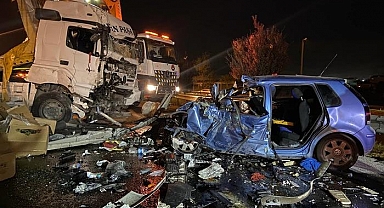 İstanbul'da TEM Otoyolu'nda feci kaza! Tır otomobilin üzerine devrildi: Ölü ve yaralılar var