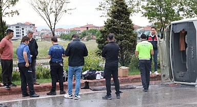Jandarma personelini taşıyan araç devrildi! Yaralılar var