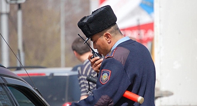Kazakistan’da bankaya giren silahlı saldırgan 7 kişiyi rehin aldı