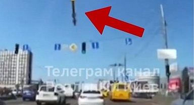 Kiev'de dehşete düşüren görüntü! Füze otoyolun ortasına düştü...