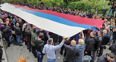 Kosova’da gerilim bir türlü dinmiyor... Sırplardan dev bayrakla gövde gösterisi