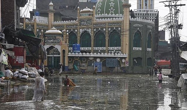 Pakistan ve Hindistan'da Biparjoy siklon fırtınası alarmı! 55 bin kişi tahliye edildi
