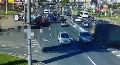 Rusya'da hızla gelen kamyon karşı şeride girdi: 12 yaralı