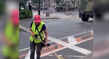 Rusya yangın yerine döndü o temizliğe devam etti! Sosyal medya bu görüntüleri konuşuyor...