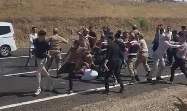 Şanlıurfa'da tehlikeli gerginlik! Yolu trafiğe kapattı, linç edilmekten jandarma kurtardı
