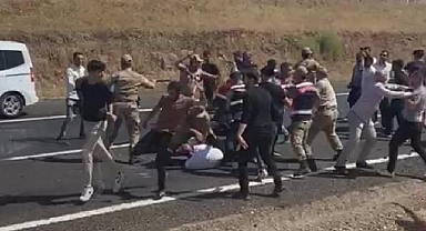 Şanlıurfa'da tehlikeli gerginlik! Yolu trafiğe kapattı, linç edilmekten jandarma kurtardı